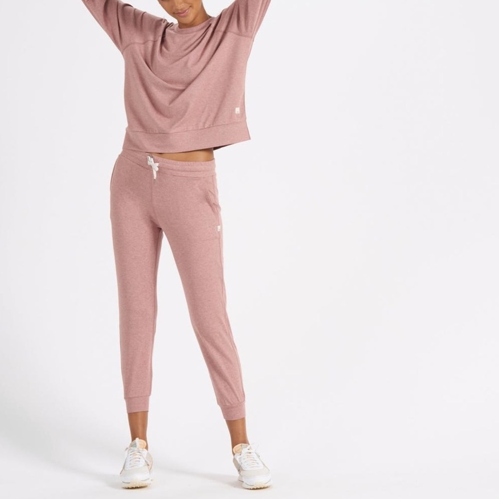 Vuori burnt clay joggers size medium - brand new & sold out online. Super cute!